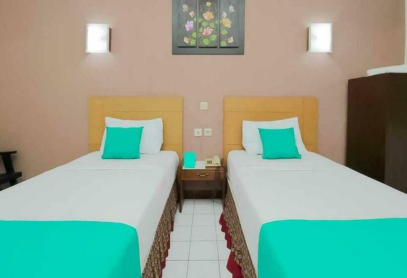 Номер Deluxe, Lestari Near Lippo Plaza Mall Jember Mitra Reddoorz