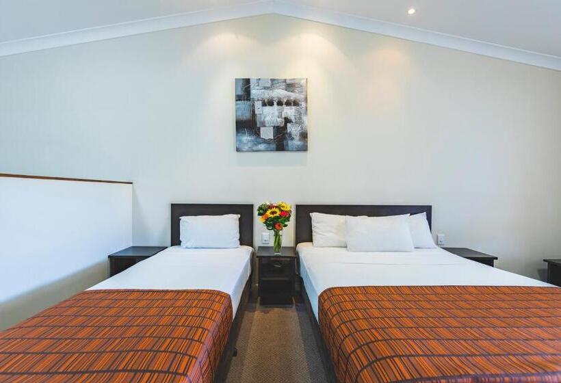 스탠다드 스튜디오, Roma Explorers Inn