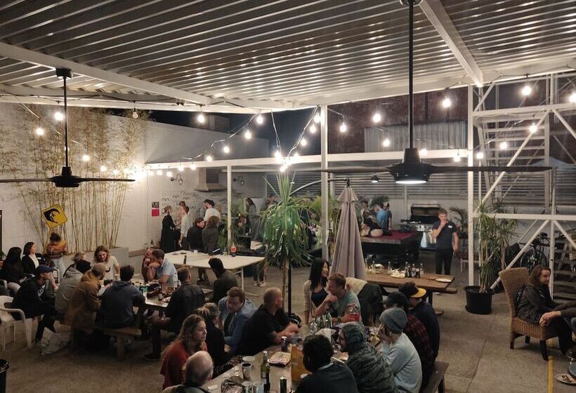 מיטה בחדר משותף, Britannia On William