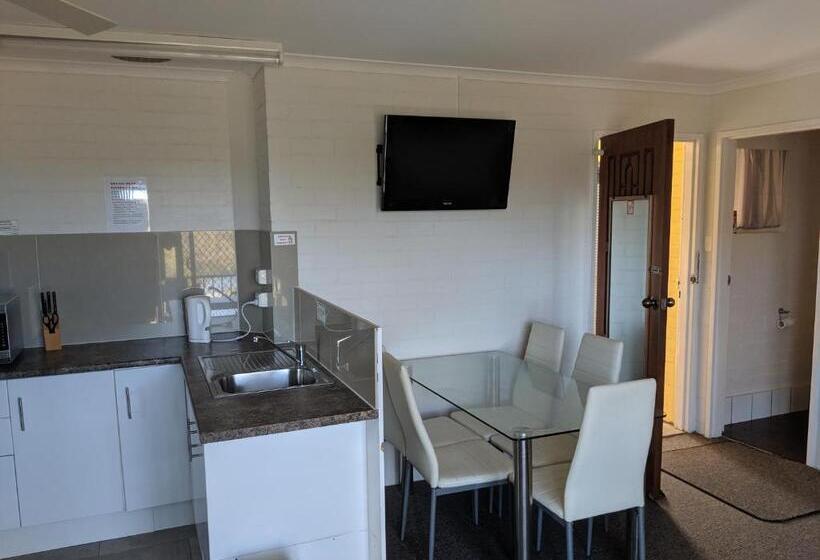 Семейный Номер, Harrington Village Motel