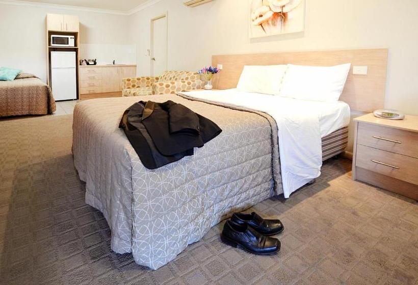 Семейный Номер, Mackellar Motel