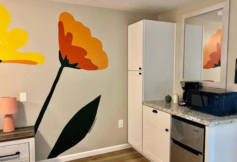 스탠다드 스튜디오, Wildflower Room At The Trailblazer Unit 11