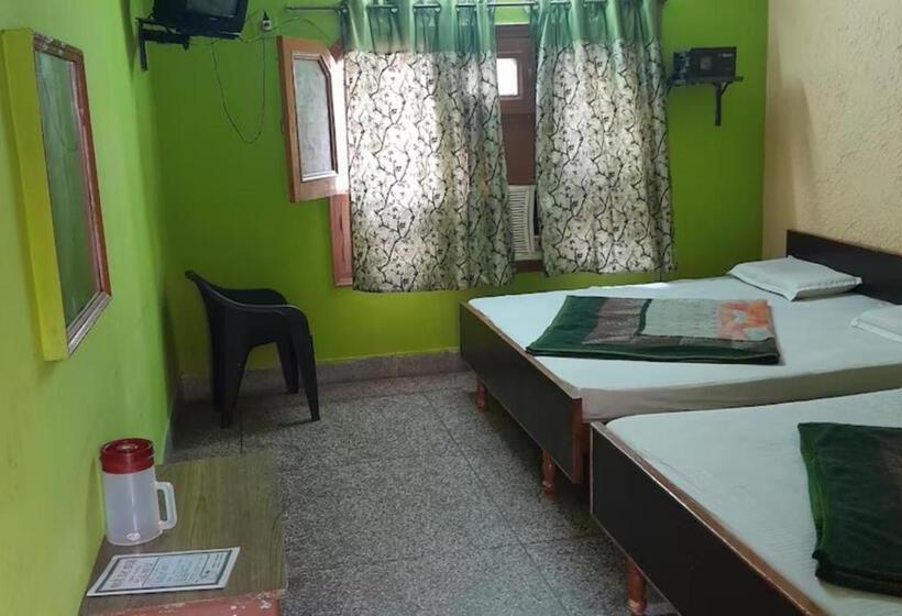 غرفة ديلوكس رباعية, Gayatri Guest House Haridwar Near Railway Station   Ganga Ghat   Best Hotel In Haridwar