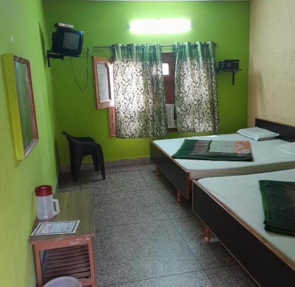 غرفة ديلوكس رباعية, Gayatri Guest House Haridwar Near Railway Station   Ganga Ghat   Best Hotel In Haridwar