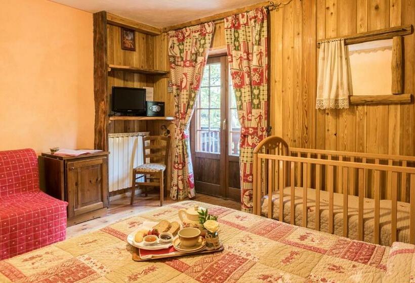 חדר סטנדרטי לשלושה עם נוף, Albergo Boule De Neige