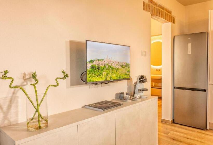 景色の見えるトリプルスタンダードルーム, Palazzo Falcinelli Luxury Room In Montepulciano Center With Elevator