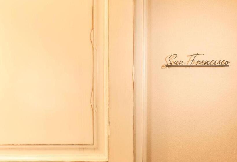 景色の見えるトリプルスタンダードルーム, Palazzo Falcinelli Luxury Room In Montepulciano Center With Elevator