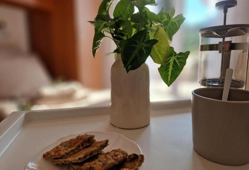 اتاق لوکس با بالکن و چشم‌انداز دریا, House Olive Garden Strunjan