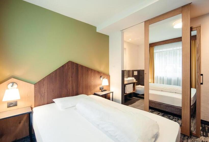 Classic room with balcony, Ludwigshof & Luvina