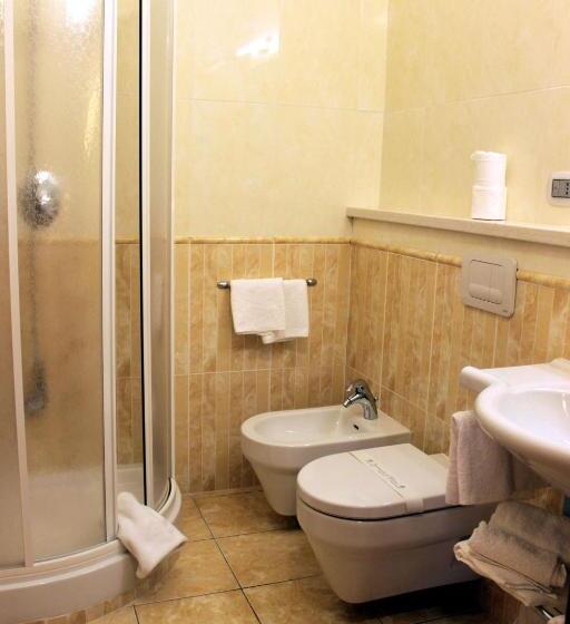 غرفة قياسية ثلاثية, Sette E Mezzo