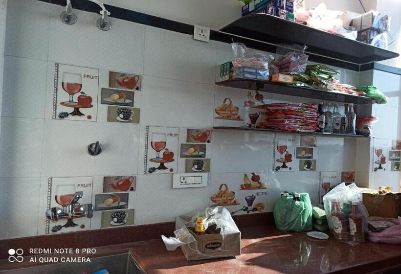 Трехместный Номер Классика, Oyo Shree Ganpati Cafe & Restaurant