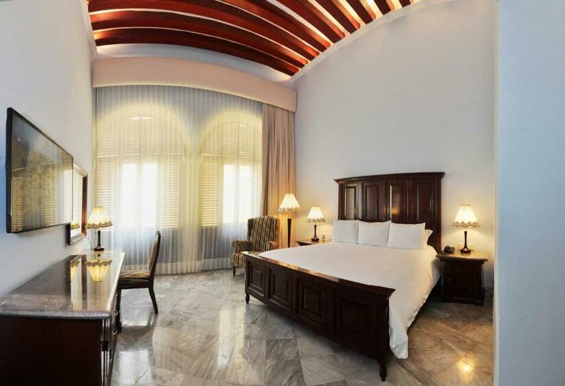 سوئیت با تخت بزرگ, Lopez Campeche