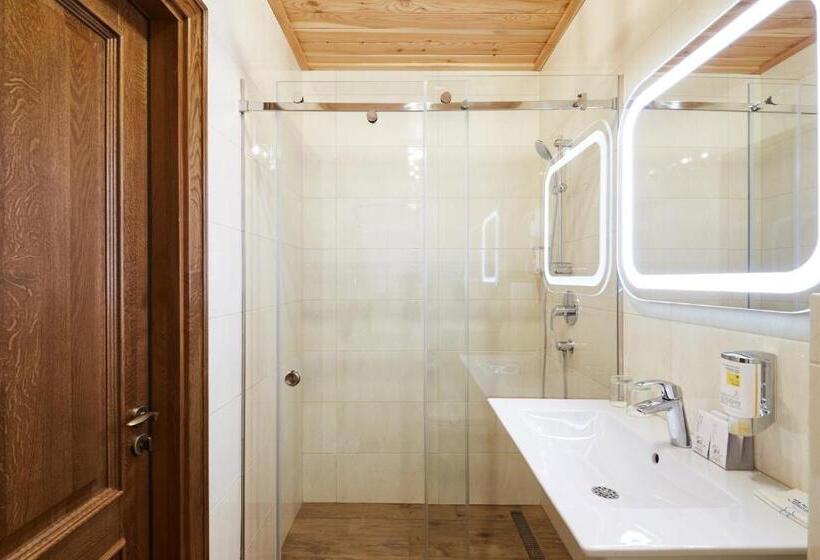 غرفة قياسية ثلاثية, Ganz & Spa