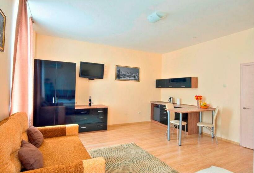 استودیوی استاندارد, Sunday Apart