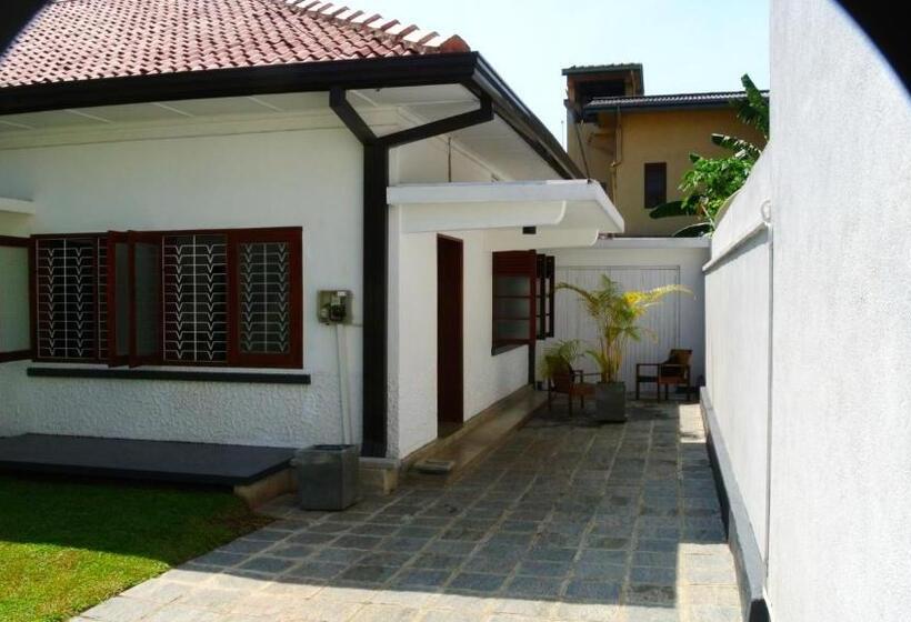 Номер Стандарт Вид на Сад, 27 Spathodea  Oasis In The City