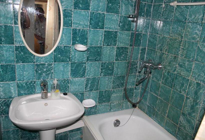 اتاق خانوادگی, L Pääsuke