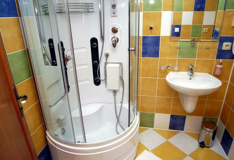 חדר סטנדרט לשלושה, Loucky