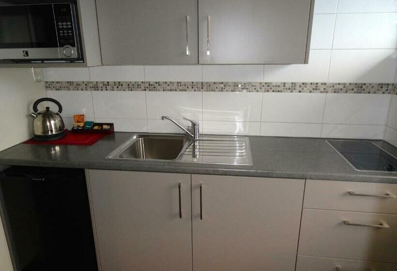 استودیوی استاندارد, Aarburg Airport Motel