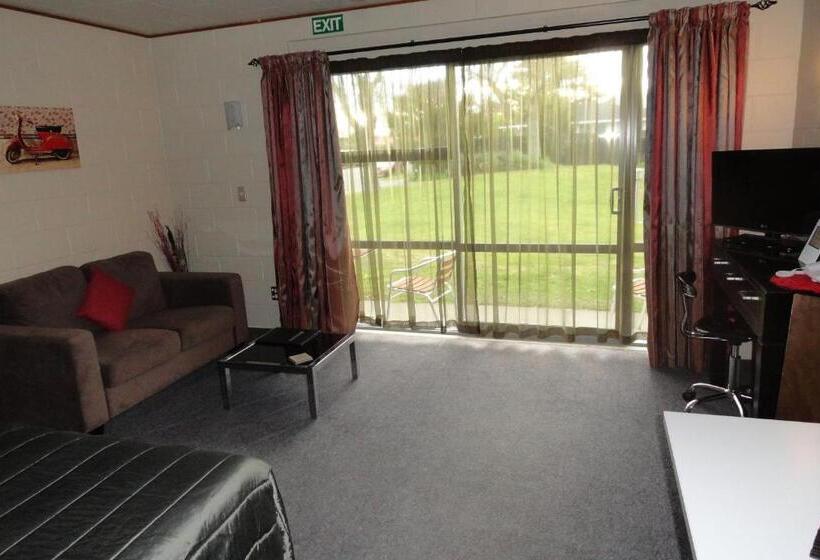 استودیوی استاندارد, Aarburg Airport Motel