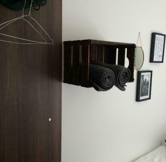 Quarto Estandar Banheiro Compartilhado, Uncle Joe's