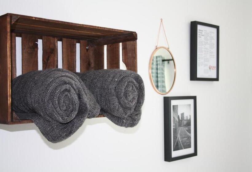 Quarto Familiar Banheiro Compartilhado, Uncle Joe's