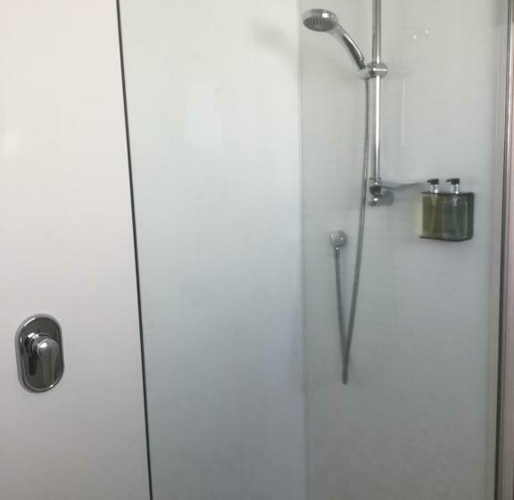 استودیوی استاندارد, Captains Quarters Motor Inn