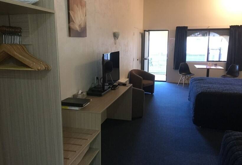 استودیوی استاندارد, Captains Quarters Motor Inn