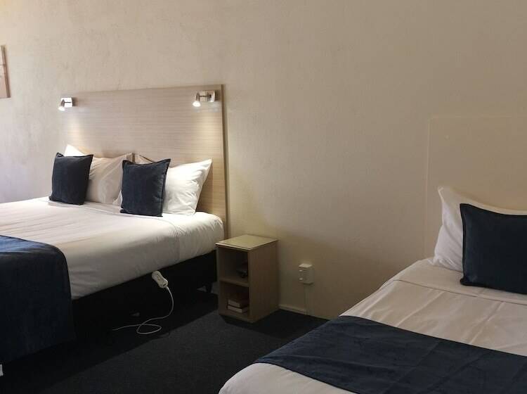 استودیوی استاندارد, Captains Quarters Motor Inn