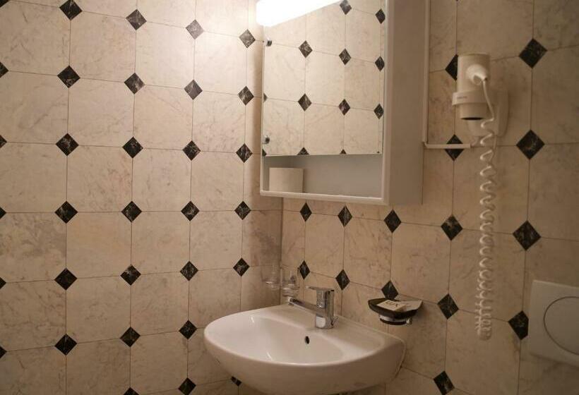 Семейный Номер, Motel Restaurant 13 Etoiles