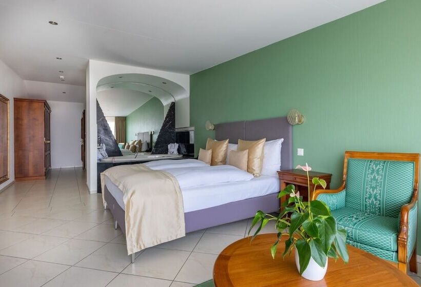 جناح جونيور مطل علي البحيرة, Swiss Chalet Merlischachen   Romantik Schloss Hotel Am See