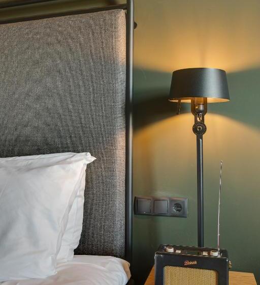 سوییت جونیور لوکس, The Duke Boutique