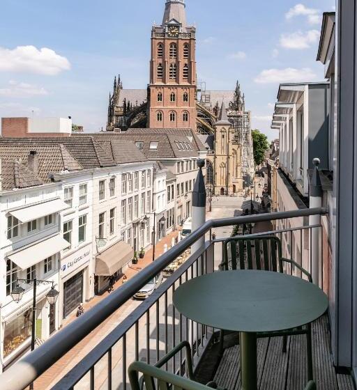 سوییت جونیور لوکس, The Duke Boutique