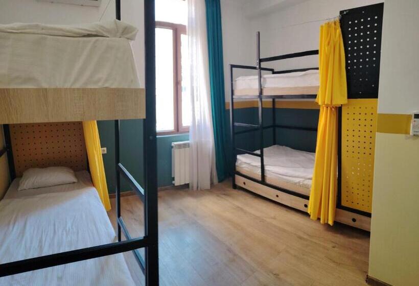 تختخواب در اتاق مشترک, Allaturqa Hotel Hostel