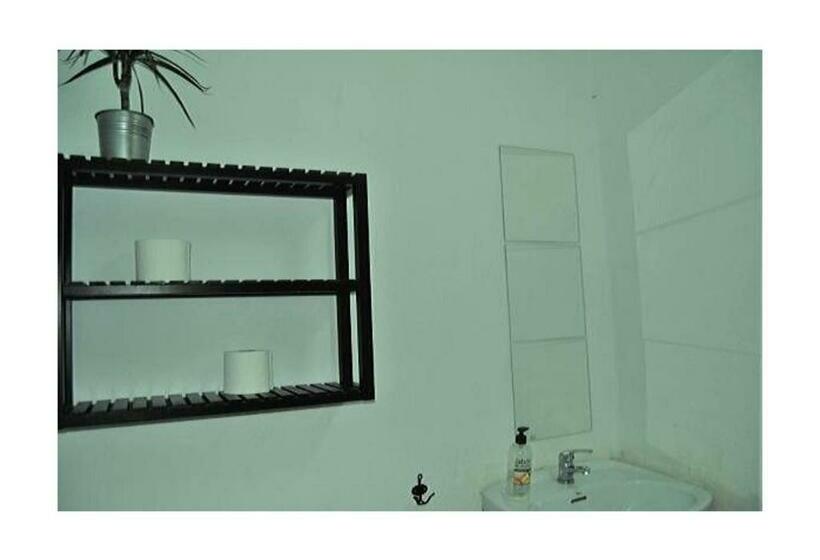 اتاق اکونومی, B&b Una Habitación Propia