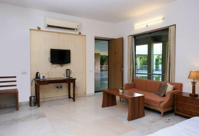 اتاق لوکس با بالکن, The Chitvan Resort