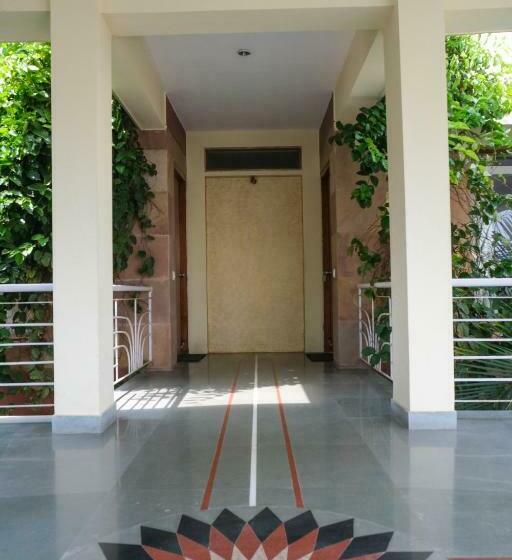 اتاق لوکس با بالکن, The Chitvan Resort