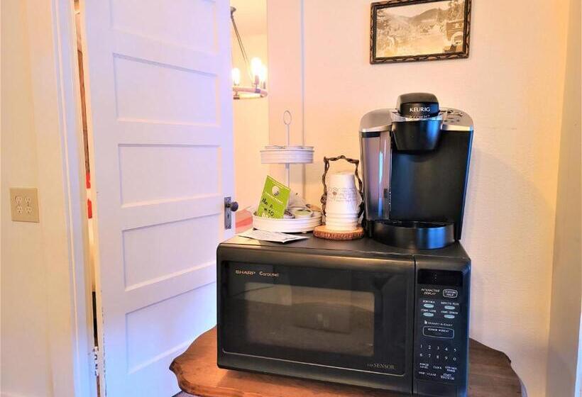デラックスの４人部屋, Mrs. Anderson's Lodging
