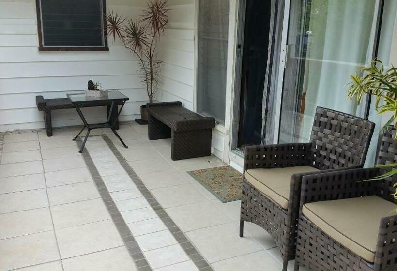 استودیو خانوادگی, Shaka Shak Guest House