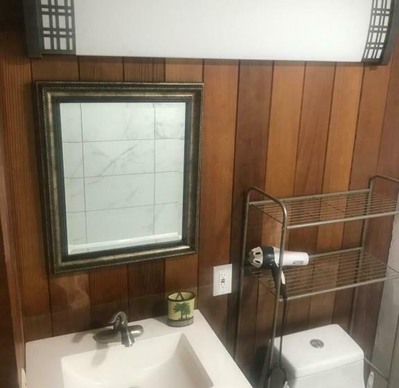 استودیو خانوادگی, Shaka Shak Guest House