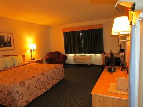 Стандартный Номер Кровать Кинг, Shell Lake Lodge, A Travelodge By Wyndham