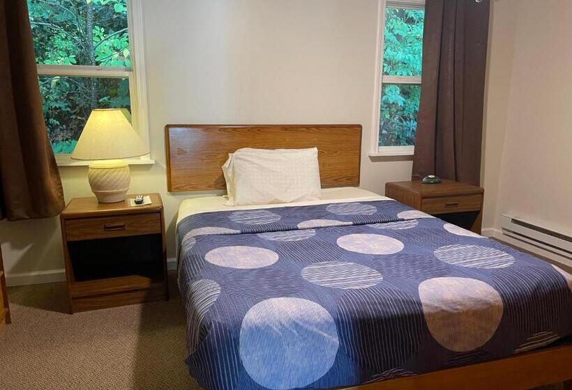 Семейный Номер, A Holiday Motel   Maggie Valley