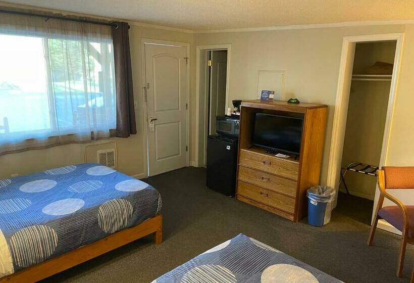 Номер Стандарт 2 Двуспальные Кровати, A Holiday Motel   Maggie Valley