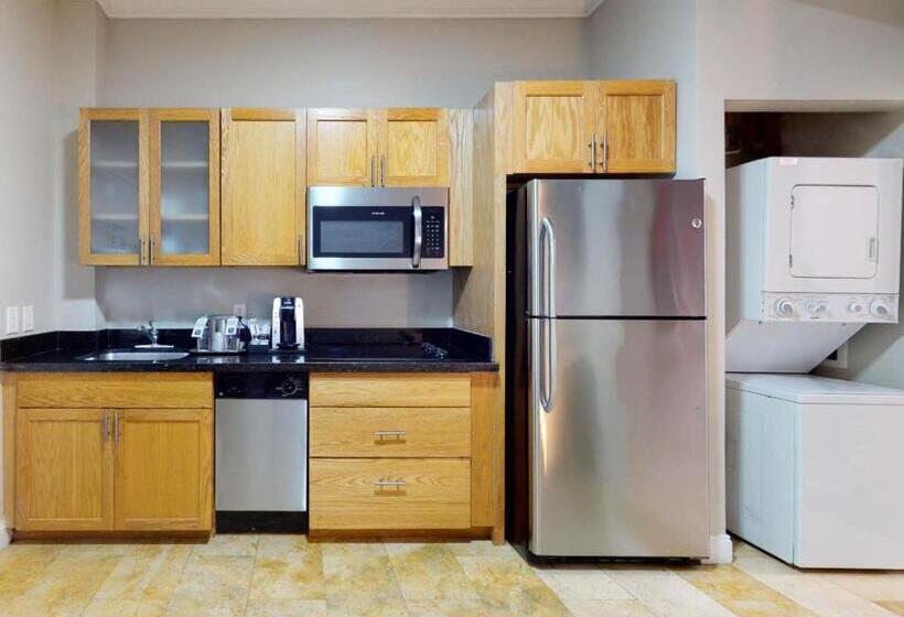 Президентский Люкс, Nuvo Suites Hotel   Miami Doral