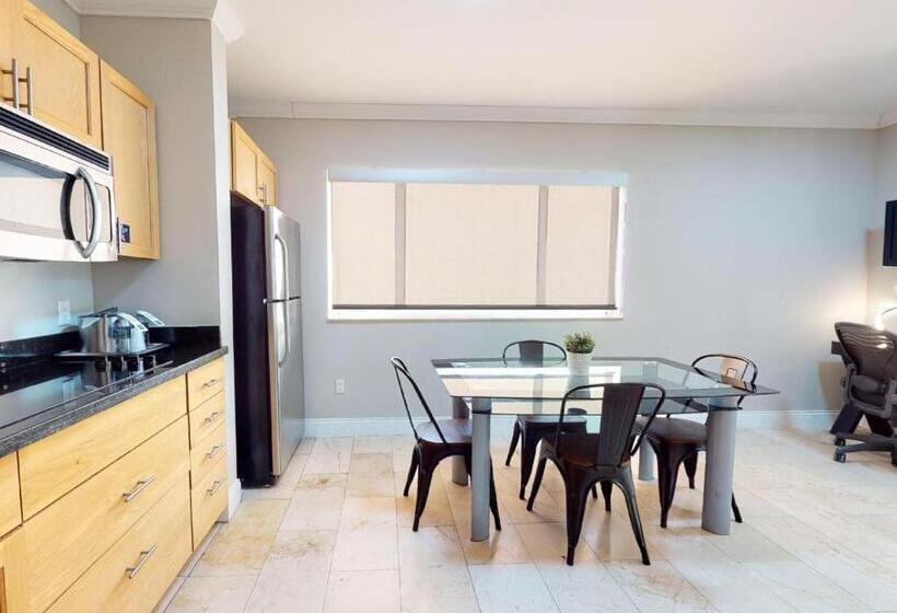 Люкс, Nuvo Suites Hotel   Miami Doral