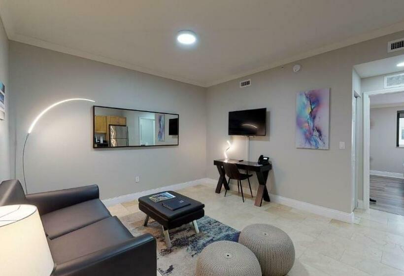 Люкс Deluxe Кровать Кинг, Nuvo Suites Hotel   Miami Doral