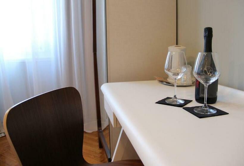 اتاق راحتی سه تخته, Locanda Al Volo Tor Bandena