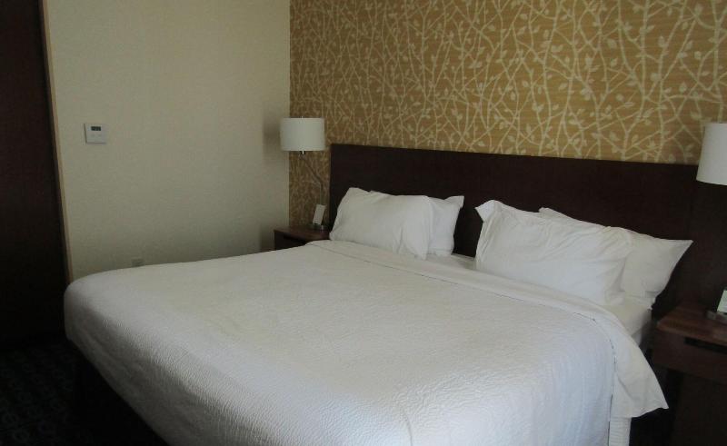 带大床的标准间, Fairfield Inn & Suites By Marriott Sidney