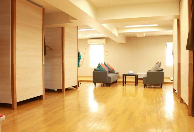 Кровать в Общей Комнате, T And K Hostel Kobe Sannomiya East