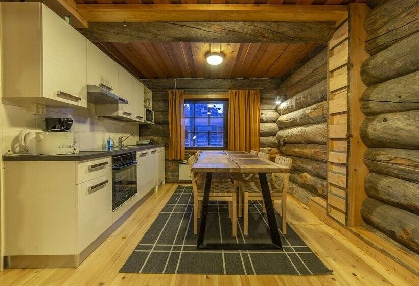 Четырехместный номер эконом класса с общей ванной комнатой, Kuukkeli Log Houses Porakka Inn