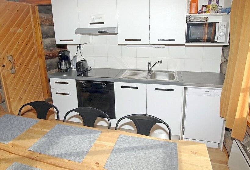 Четырехместный номер эконом класса с общей ванной комнатой, Kuukkeli Log Houses Porakka Inn
